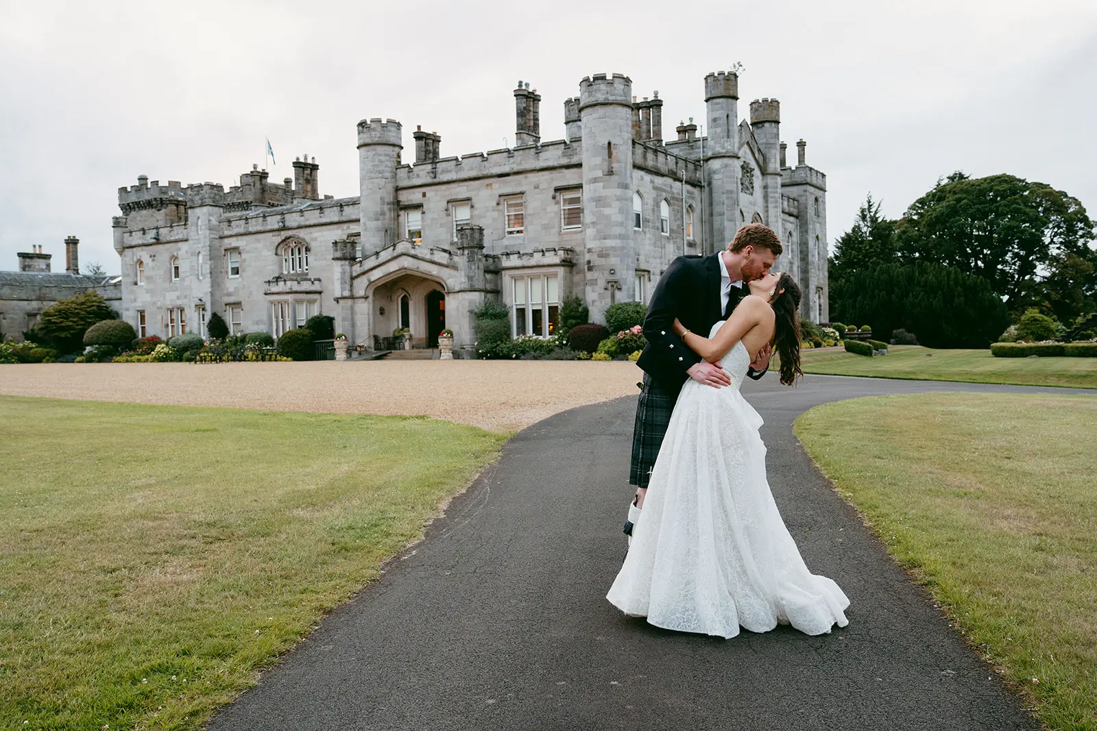 Samantha and Grant kissing in front of Dundas Castle